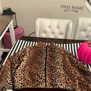 Almost New! leopard print and plush jacket. Front zip and pockets. Sz 20 teen/L